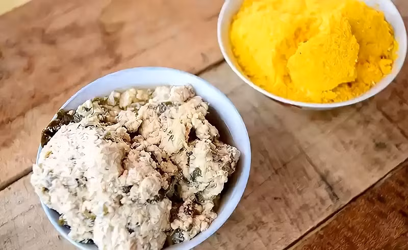 Mèn mén được làm từ ngô giã, là món ăn vô cùng dân dã, được dùng để ăn cùng với canh rau cải hoặc canh thịt. Mới lần đầu ăn có thể bạn sẽ thấy khó ăn bởi hương vị của nó nhưng chắc chắn càng ăn sẽ càng ghiền.