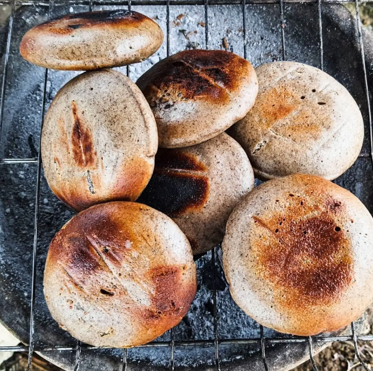 Tam giác mạch nổi tiếng là một trong những loài hoa biểu tượng của vùng Đông Bắc, Hà Giang. Bánh tam giác mạch vì thế cũng trở thành đặc sản của mảnh đất này.