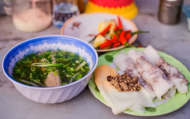 Bánh cuốn Đồng Văn là lựa chọn hàng đầu của du khách khi đến Hà Giang. Bánh được làm từ nhân thịt băm mộc nhĩ hoặc nhân trứng.