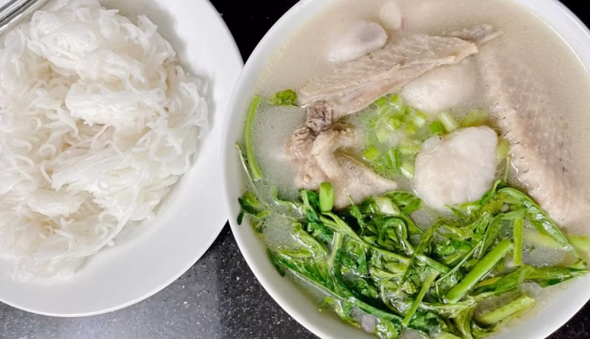 Một số món ăn được làm từ khoai sọ phải kể đến: vịt nấu khoai sọ, vịt om sấu khoai sọ, canh khoai sọ, bánh khoai sọ, chè khoai sọ,...Ảnh: ĐMX