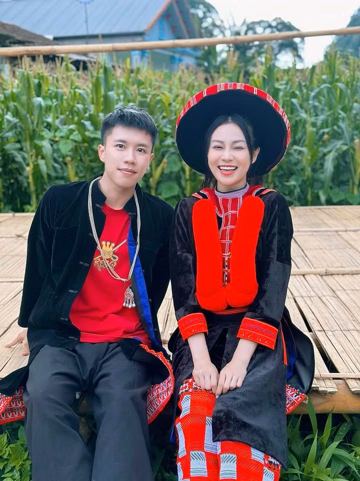 Trong dàn diễn viên trẻ phim "Đi giữa trời rực rỡ", Quỳnh Châu (Mota Nguyễn) cũng là gương mặt gây chú ý không kém. Cô nàng đảm nhận vai Dất, nhiều lần bị Chải từ chối tình cảm nên Dất sinh lòng ganh ghét, tìm cách hãm hại Pu. Ảnh: FB Mota Nguyễn