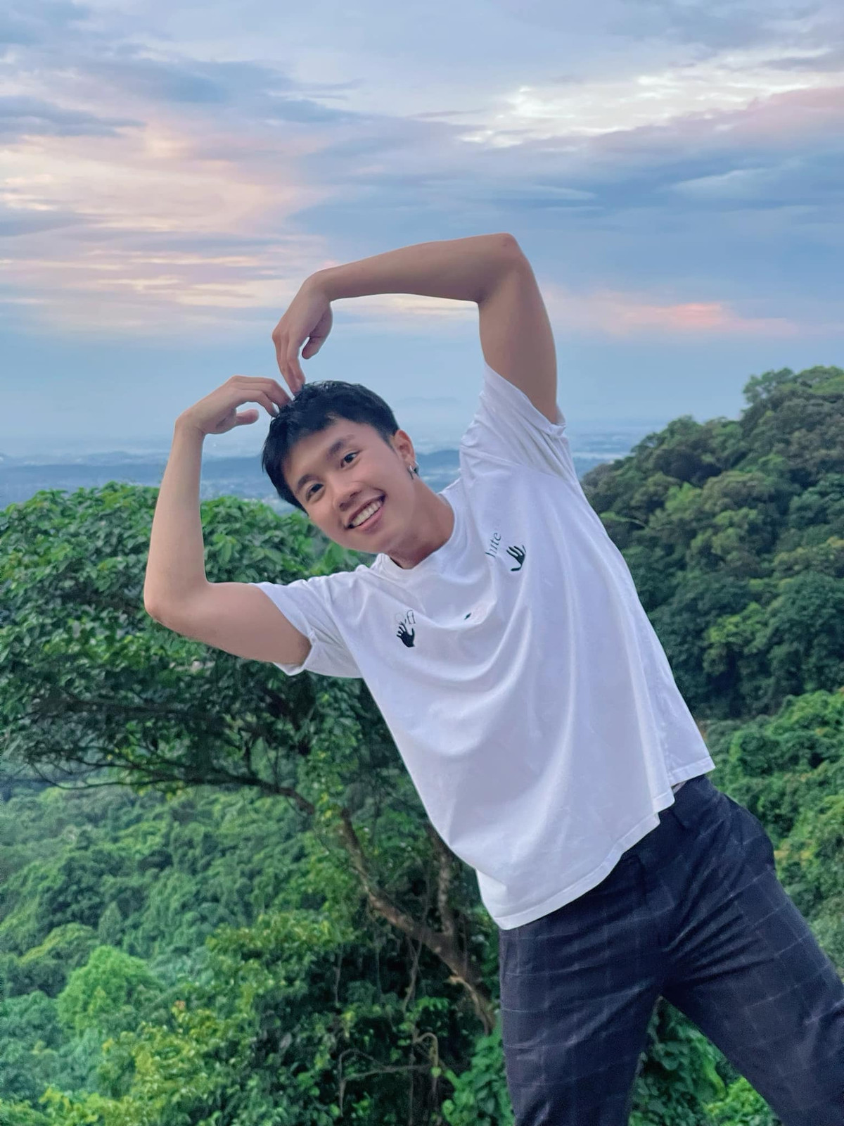 Long Vũ từng góp mặt trong nhiều tác phẩm truyền hình khung giờ vàng VTV trước khi tham gia "Đi giữa trời rực rỡ" như: Gia đình mình vui bất thình lình, Cuộc chiến không giới tuyến... Ảnh: FB Nguyễn Vũ