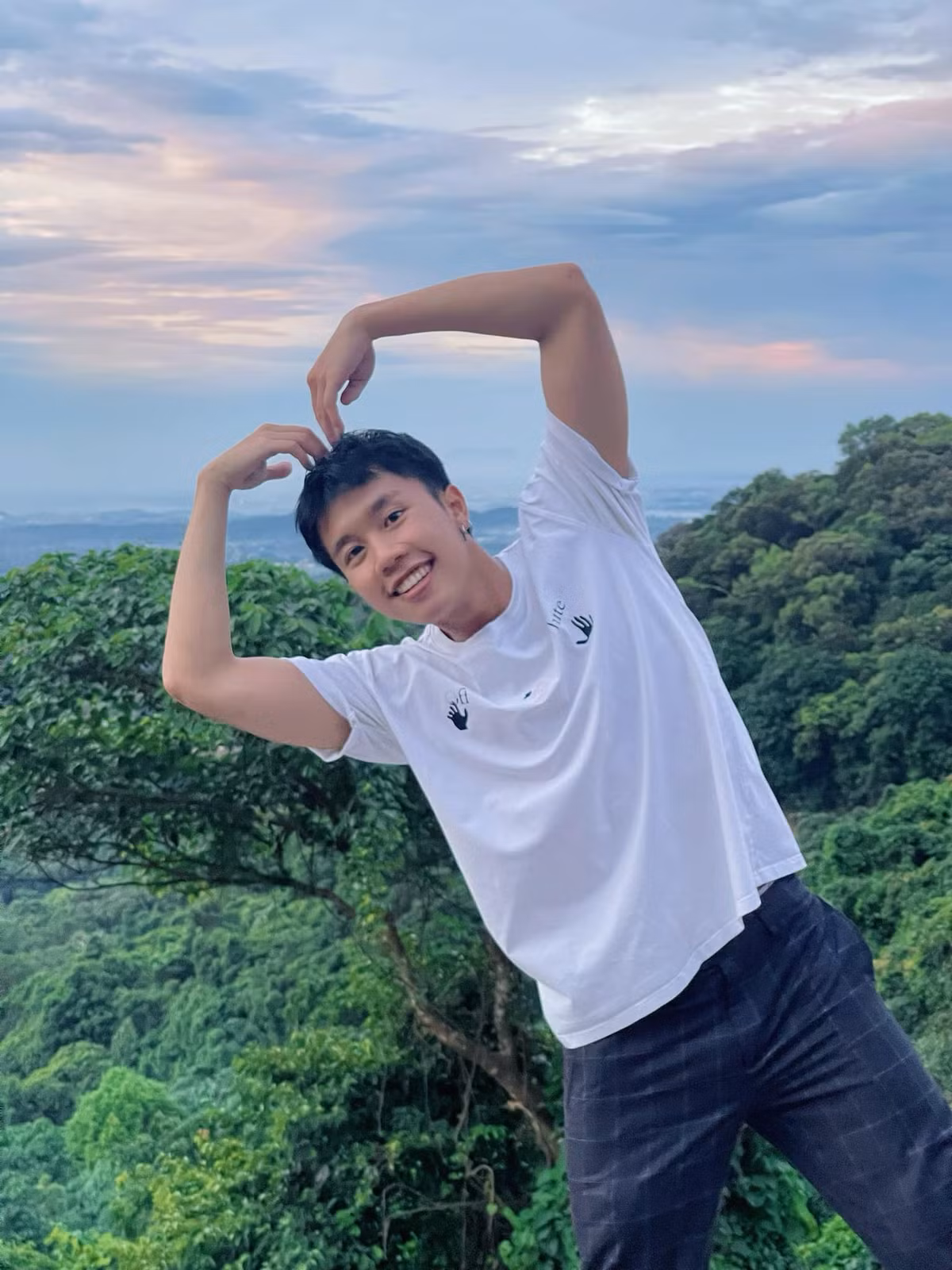 Long Vũ từng góp mặt trong nhiều tác phẩm truyền hình khung giờ vàng VTV trước khi tham gia "Đi giữa trời rực rỡ" như: Gia đình mình vui bất thình lình, Cuộc chiến không giới tuyến... Ảnh: FB Nguyễn Vũ