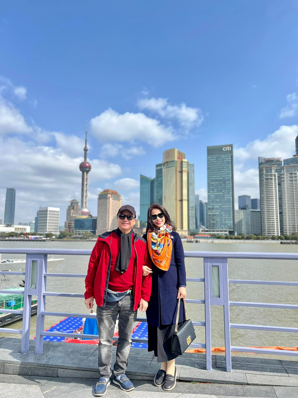 Được biết, hình ảnh của nghệ sĩ Chí Trung và bạn gái kém 18 tuổi mà anh chia sẻ được chụp trong chuyến du lịch của cả hai vừa qua ở Trung Quốc.