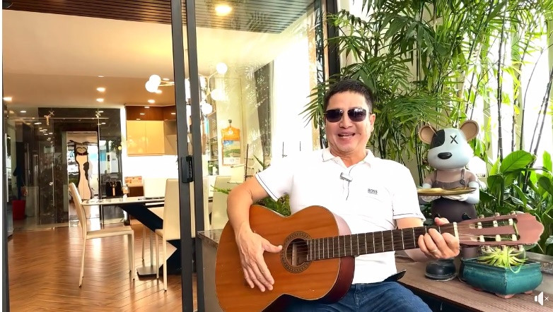 Chí Trung chia sẻ không gian sống ấm cúng bên gia đình với nhiều cây xanh.