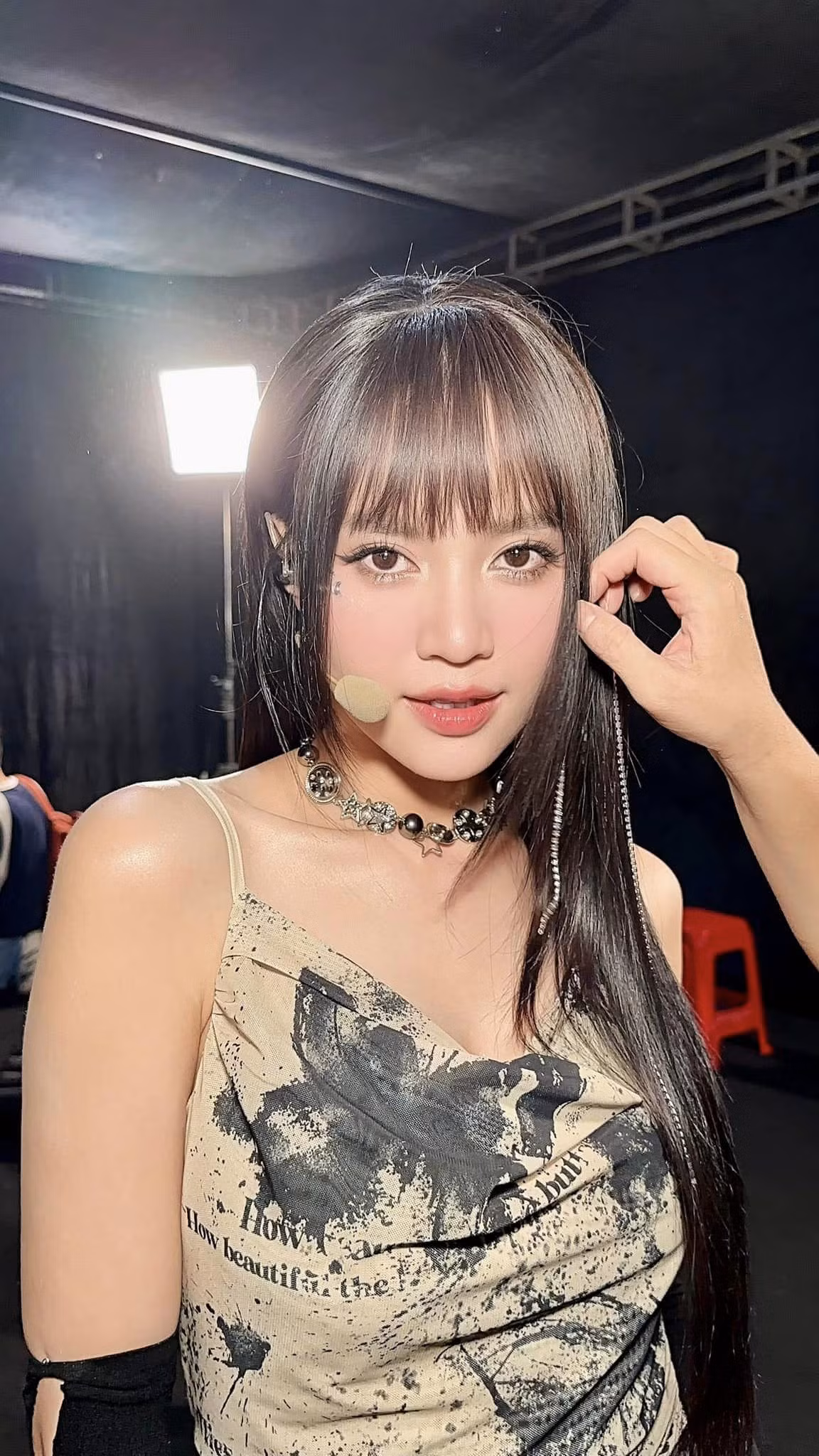 Ninh Dương Lan Ngọc khoe vẻ đẹp lạ lẫm.