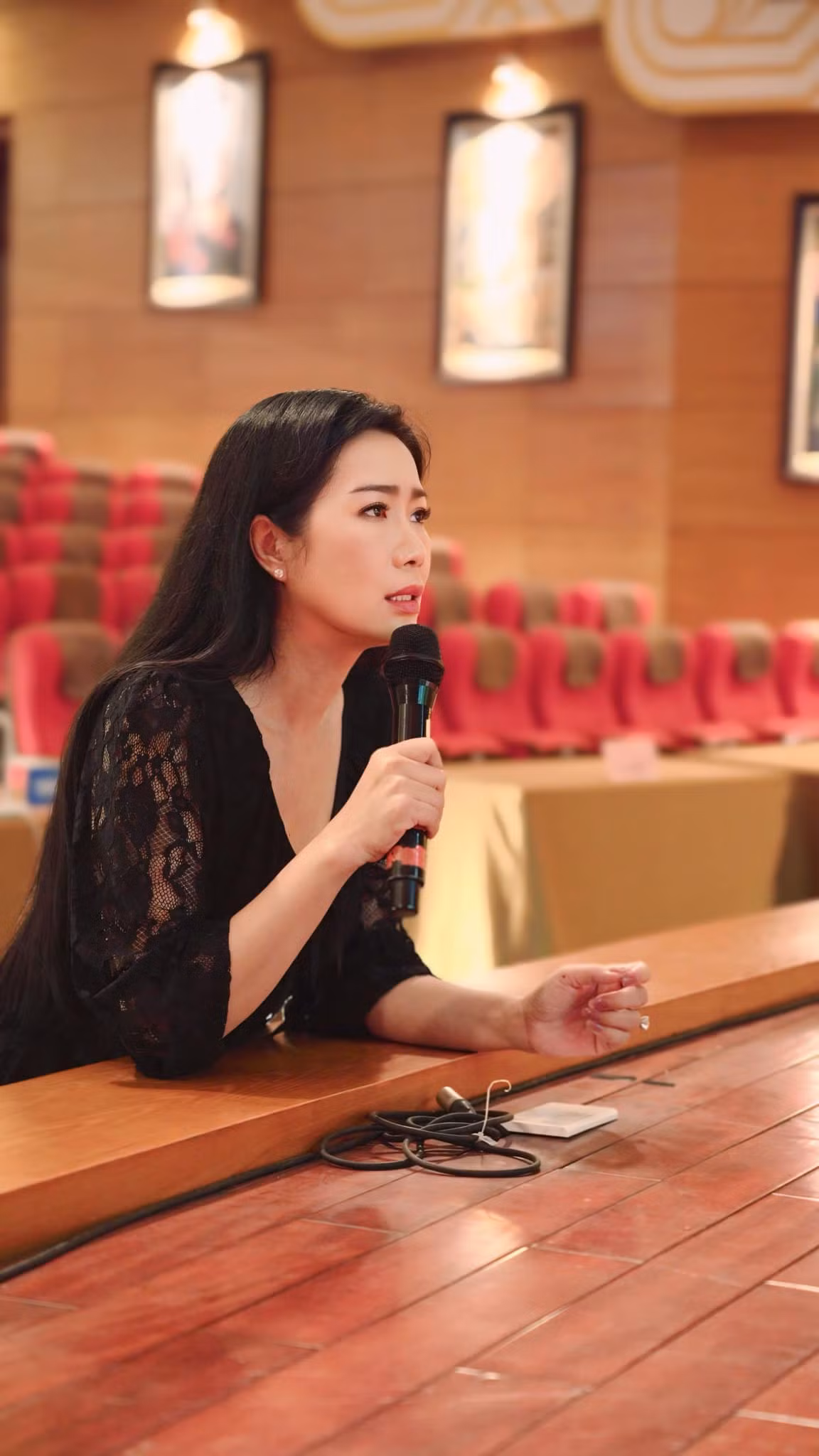 NSND Trịnh Kim Chi cảm thấy căng thẳng trước giờ thi Liên hoan Kịch nói toàn quốc 2024.