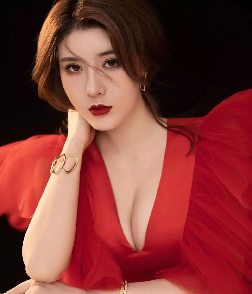 Hot girl sở hữu số đo 3 vòng bốc lửa 103 - 66 - 100 (cm) và chiều cao khủng 1m78.