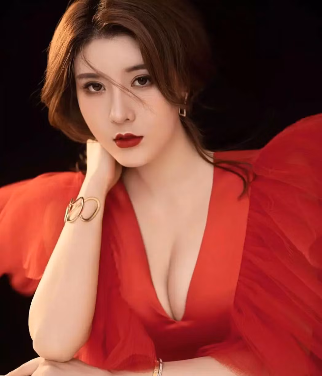 Hot girl sở hữu số đo 3 vòng bốc lửa 103 - 66 - 100 (cm) và chiều cao khủng 1m78.