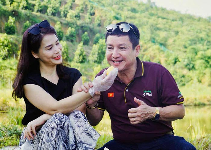 Nam nghệ sĩ còn đầu tư trồng một vườn sầu riêng ở Lâm Đồng. "Nghỉ hưu mua đất trồng sầu, thơm dẻo, béo ngậy, miễn chê, tự nhiên chín, hái tại vườn, nhanh tay đăng ký, tớ vươn tay mời!", nghệ sĩ Chí Trung viết trên trang cá nhân. (Ảnh: FB Chí Trung)