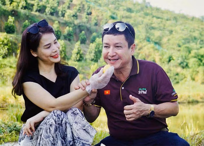 Nam nghệ sĩ còn đầu tư trồng một vườn sầu riêng ở Lâm Đồng. "Nghỉ hưu mua đất trồng sầu, thơm dẻo, béo ngậy, miễn chê, tự nhiên chín, hái tại vườn, nhanh tay đăng ký, tớ vươn tay mời!", nghệ sĩ Chí Trung viết trên trang cá nhân. (Ảnh: FB Chí Trung)