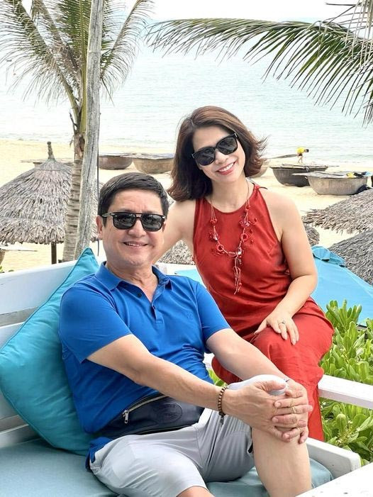 NSƯT Chí Trung, sinh năm 1961, được khán giả biết đến và yêu mến qua nhiều vai diễn trên phim truyền hình như: "Tết này ai đến xông nhà", "Thái sư Trần Thủ Độ", "Ghét thì yêu thôi", "Yêu thì ghét thôi", "Thông gia ngõ hẹp"... Ngoài ra, anh còn gây ấn tượng sâu đậm với khán giả qua vai Táo Giao Thông trong chương trình Táo quân, phát sóng đêm Giao thừa. (Ảnh: FB Chí Trung)