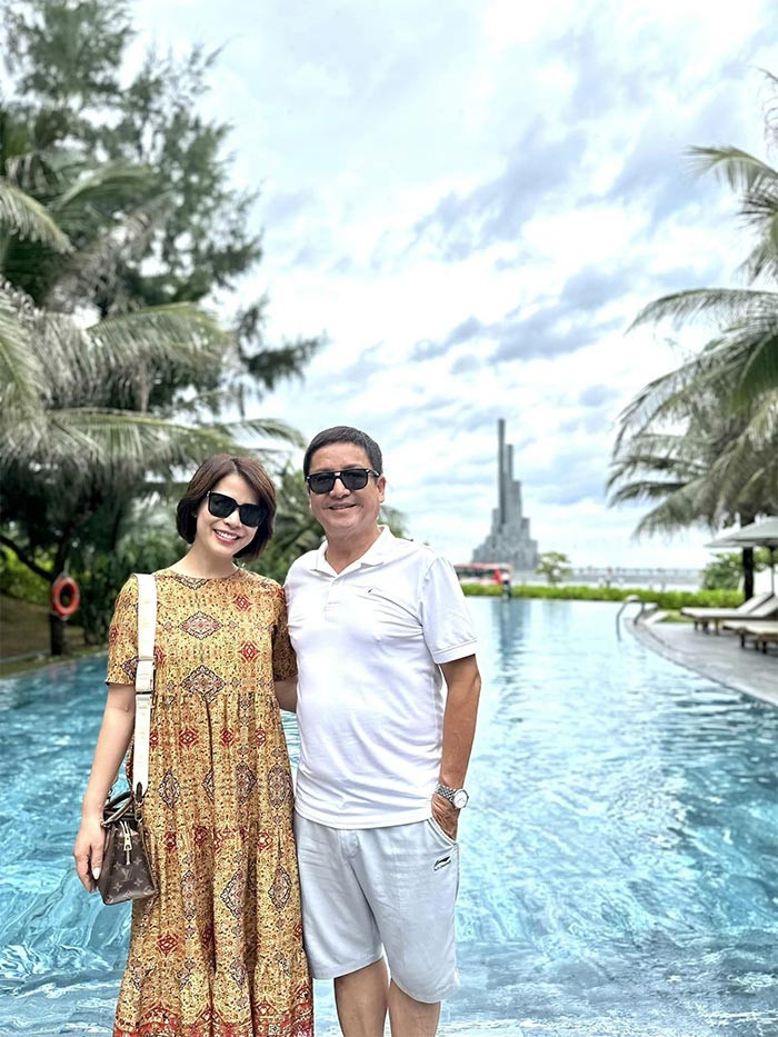 Nghệ sĩ Chí Trung và bạn gái kém 17 tuổi Ý Lan công khai chuyện tình cảm vào năm 2020. Sau công khai, cả hai thường xuyên đi du lịch cùng nhau và đăng ảnh tình cảm trên mạng xã hội. (Ảnh: FB Chí Trung)