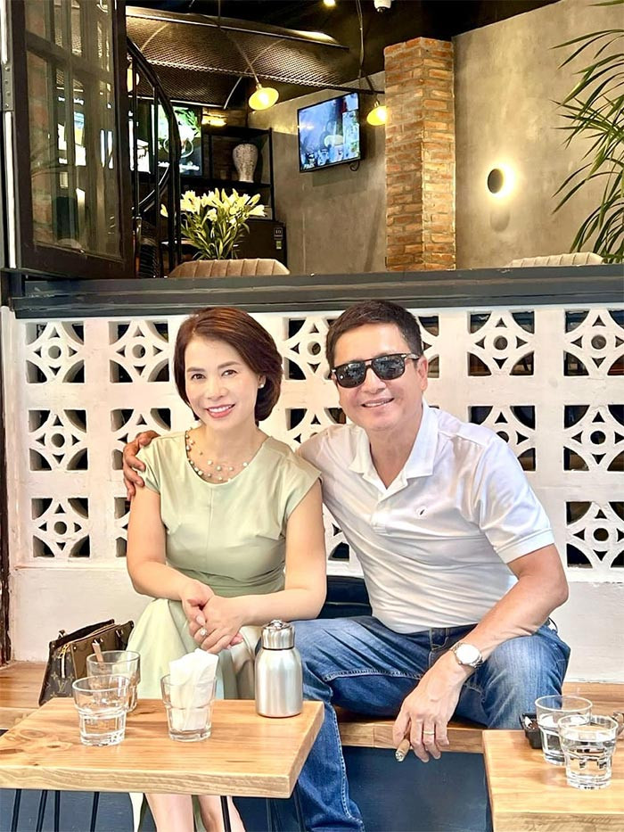 Hàng ngày nam nghệ sĩ sinh năm 1961 cùng bạn gái ra hàng cà phê nhâm nhi tách cà phê, ăn sáng. Sau khi bạn gái đi làm anh lại trở về với thú vui chăm chim cảnh, thú cưng. (Ảnh: FB Chí Trung)