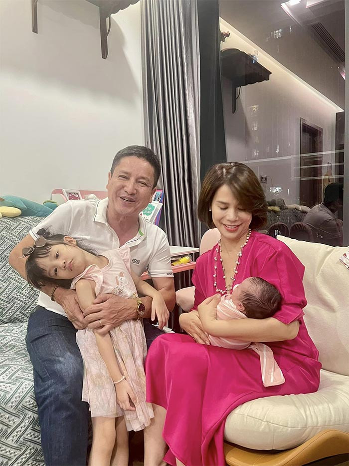 Thỉnh thoảng anh lại dẫn Ý Lan tới thăm hai cháu nội. (Ảnh: FB Chí Trung)