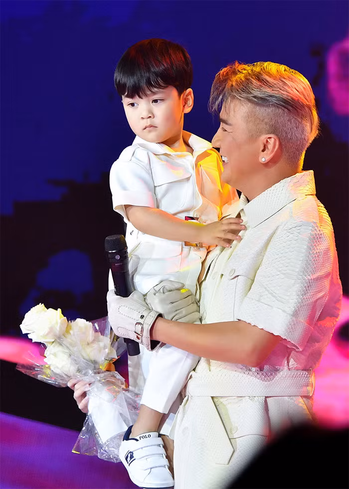 Tối 2/10/2022, trong live concert The Portrait, ca sĩ Đàm Vĩnh Hưng thu hút sự chú ý khi anh lần đầu công khai con trai ruột của mình - bé Polo Huỳnh.