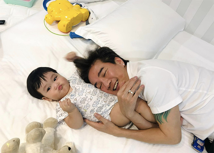 Trước đây, Đàm Vĩnh Hưng nhận nuôi 2 người con là Huỳnh Như và bé Tin. Cả hai đều là con của em gái ruột nam ca sĩ. Anh từng chia sẻ hằng tháng tốn hàng trăm triệu đồng cho việc học hành của các con.