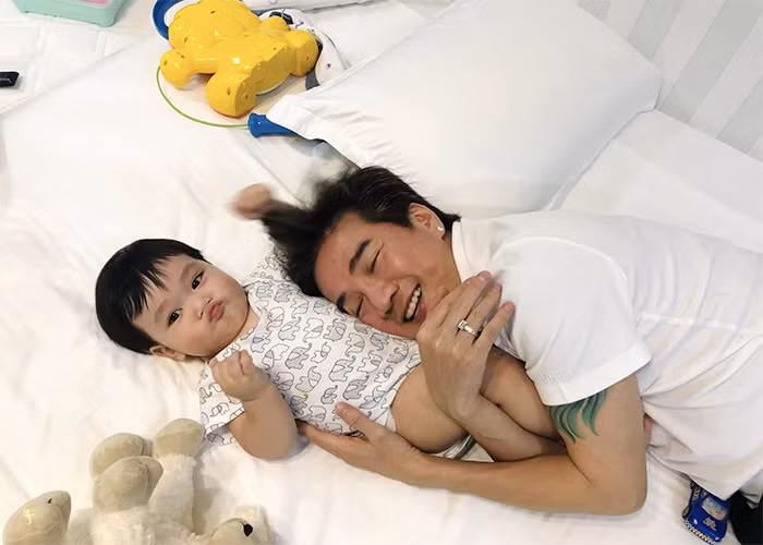 Trước đây, Đàm Vĩnh Hưng nhận nuôi 2 người con là Huỳnh Như và bé Tin. Cả hai đều là con của em gái ruột nam ca sĩ. Anh từng chia sẻ hằng tháng tốn hàng trăm triệu đồng cho việc học hành của các con.