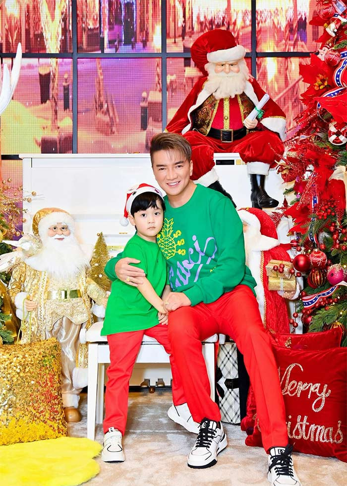 "Tôi khác xưa rất nhiều. Tôi ngày trước nóng nảy và hay "sồn sồn" về chuyện không như ý. Còn giờ tôi điềm đạm, nhẹ nhàng, không còn muốn hơn thua. Điều này xuất phát từ sự thấu hiểu, tôi biết đặt mình vào vị trí người khác hơn. Với các mối quan hệ xung quanh, tôi thận trọng, cân nhắc và tìm ra hướng giải quyết tốt nhất. Tôi cư xử lý trí hơn chứ không đặt để nhiều cảm xúc cá nhân", Mr Đàm chia sẻ sau khi lên chức cha.