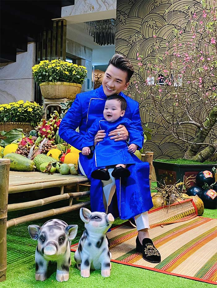 Rạng sáng 3/10/2022, Đàm Vĩnh Hưng bất ngờ đăng tải loạt ảnh vui vẻ bên con trai lên Facebook cá nhân, kèm dòng chia sẻ: "Mừng sinh nhật với tình yêu vĩ đại của đời mình!".