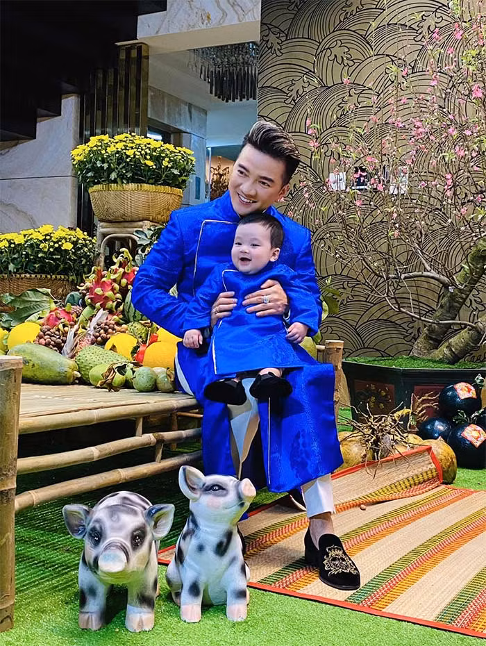 Rạng sáng 3/10/2022, Đàm Vĩnh Hưng bất ngờ đăng tải loạt ảnh vui vẻ bên con trai lên Facebook cá nhân, kèm dòng chia sẻ: "Mừng sinh nhật với tình yêu vĩ đại của đời mình!".