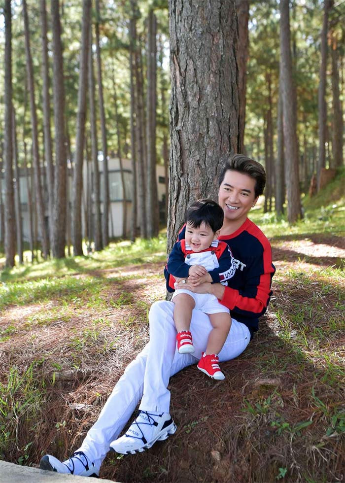 Đây là lần đầu tiên Đàm Vĩnh Hưng chia sẻ hình ảnh và thông tin con trai ruột với công chúng.