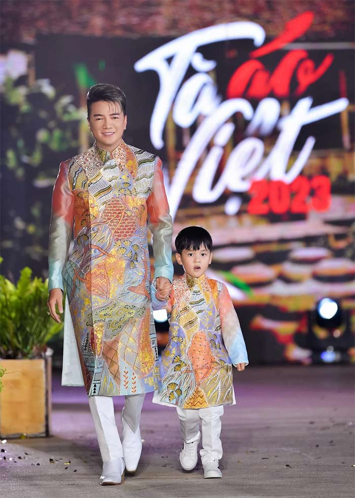 Sau khi công khai con trai, Đàm Vĩnh Hưng thường xuyên cùng con xuất hiện trong các sự kiện và cùng làm người mẫu cho một số show thời trang. Cậu bé Polo Huỳnh càng lớn càng giống bố từ vóc dáng tới khuôn mặt.