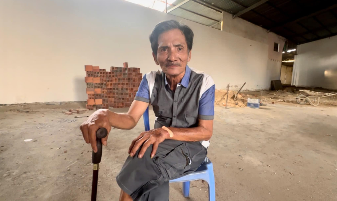 Mới đây, hình ảnh diễn viên Thương Tín chống gậy, ngoại hình gầy gò, mệt mỏi tìm việc tại TPHCM khiến nhiều khán giả lo lắng. Ảnh: Dân Việt