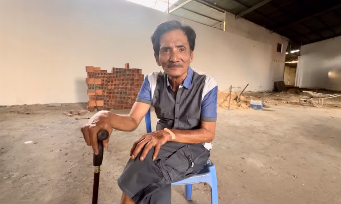 Mới đây, hình ảnh diễn viên Thương Tín chống gậy, ngoại hình gầy gò, mệt mỏi tìm việc tại TPHCM khiến nhiều khán giả lo lắng. Ảnh: Dân Việt