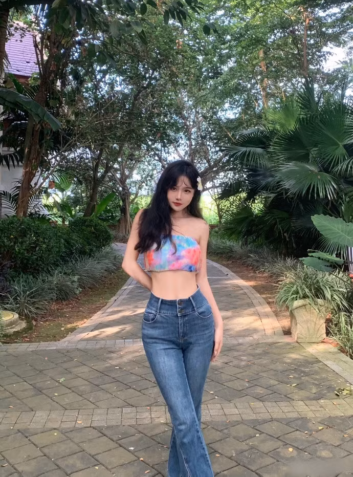 Mộc Lâm Tiểu Nhã không chỉ sở hữu gương mặt xinh đẹp mà còn có một thân hình đáng mơ ước với những đường cong quyến rũ.