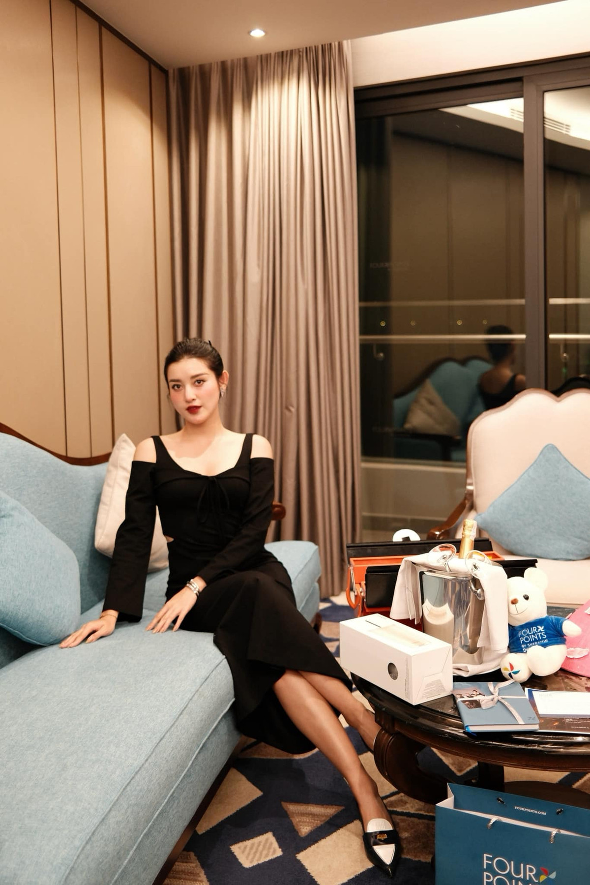 Á hậu Huyền My tạo dáng bên sofa.