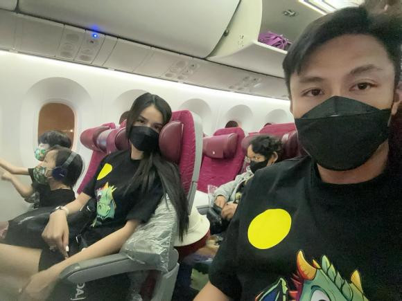 Mạc Hồng Quân và Kỳ Hân đưa các con sang thăm nhà nội.