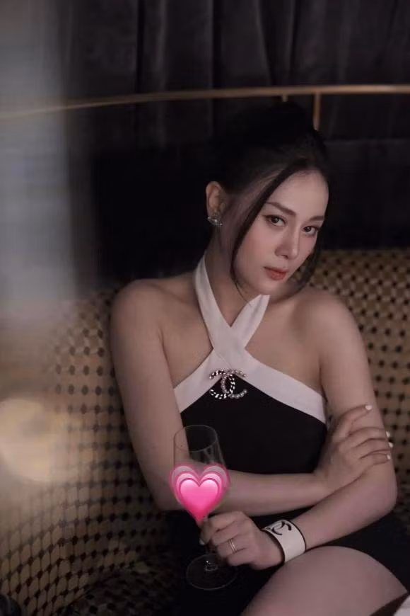 Phương Oanh khoe vai trần, dáng thon sau thời gian sinh con. Nữ diễn viên được khen ngày càng nhuận sắc.