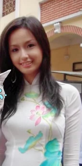 Hoa hậu Mai Phương Thúy khoe ảnh khi tốt nghiệp cấp 3: "Replay 2006 - Tốt nghiệp cấp 3 - Được quyền trang điểm đậm…". Khuyết điểm trên khuôn mặt mà nàng hậu không ưng ý nhất là lông mày: "Ngày đấy không có lông mày nên bỏ trang điểm ra là…".