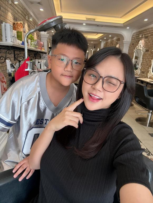 Thu Quỳnh dành thời gian cho con trai đầu.