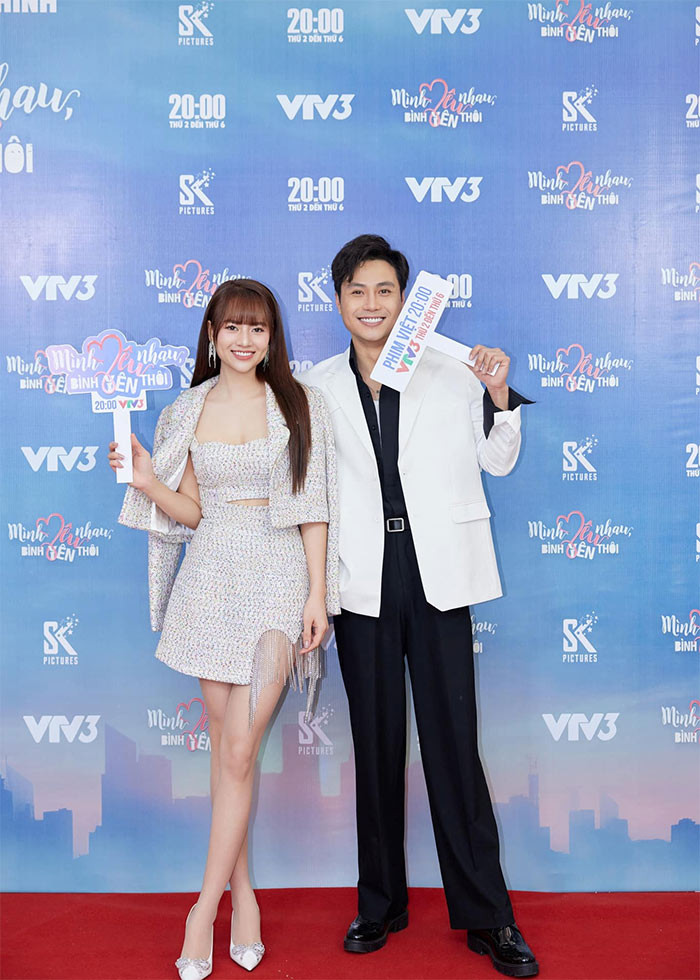 Ngoài Khả Ngân, Việt Hoa cũng được khen ngợi khi đóng cặp cùng Thanh Sơn. Cả hai đóng vai cặp vợ chồng mới cưới trong phim "Mình yêu nhau, bình yên thôi" đang chiếu trên VTV.