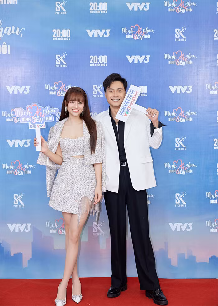 Ngoài Khả Ngân, Việt Hoa cũng được khen ngợi khi đóng cặp cùng Thanh Sơn. Cả hai đóng vai cặp vợ chồng mới cưới trong phim "Mình yêu nhau, bình yên thôi" đang chiếu trên VTV.