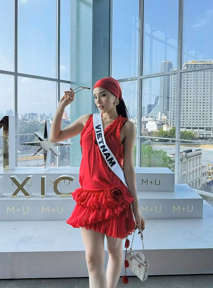 Chiếc váy đỏ kết hợp khăn đội đầu cùng tông màu mà Kỳ Duyên diện trong ngày thứ 4 tham gia Miss Universe 2024 cũng nhận được nhiều lời khen ngợi. (Ảnh: FB Hoa hậu Nguyễn Cao Kỳ Duyên)