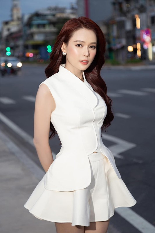 Nổi tiếng và lấn sân kinh doanh từ sớm nên hiện tại Sam là người đẹp Vbiz có trong tay nhiều tài sản "khủng", phải kể đến loạt túi hiệu đắt đỏ. Ảnh: FBNV