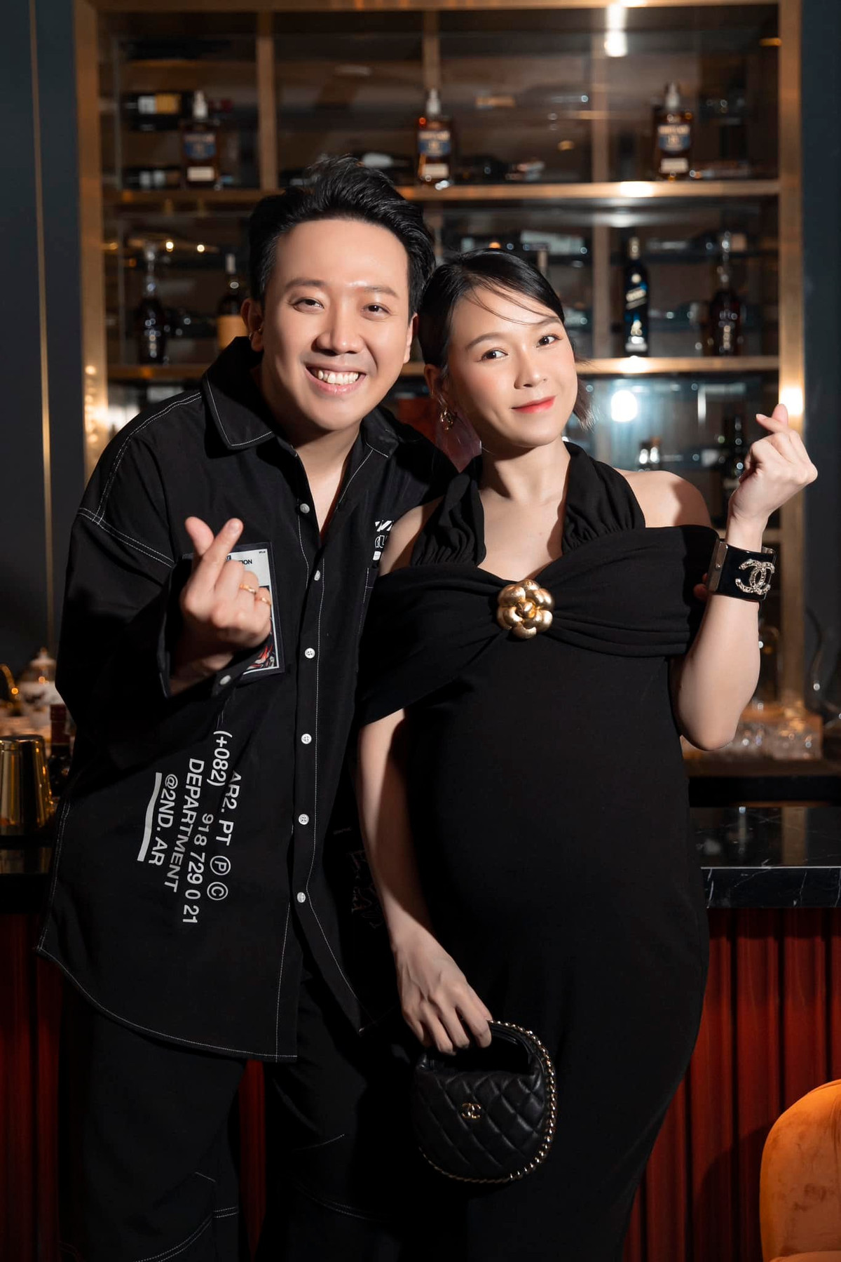 Thời điểm mang thai, Sam gây chú ý khi diện váy đen ôm sát cơ thể, điểm nhấn với chiếc túi xách Chanel Cabas trị giá hơn 126 triệu đồng. Ảnh: FBNV