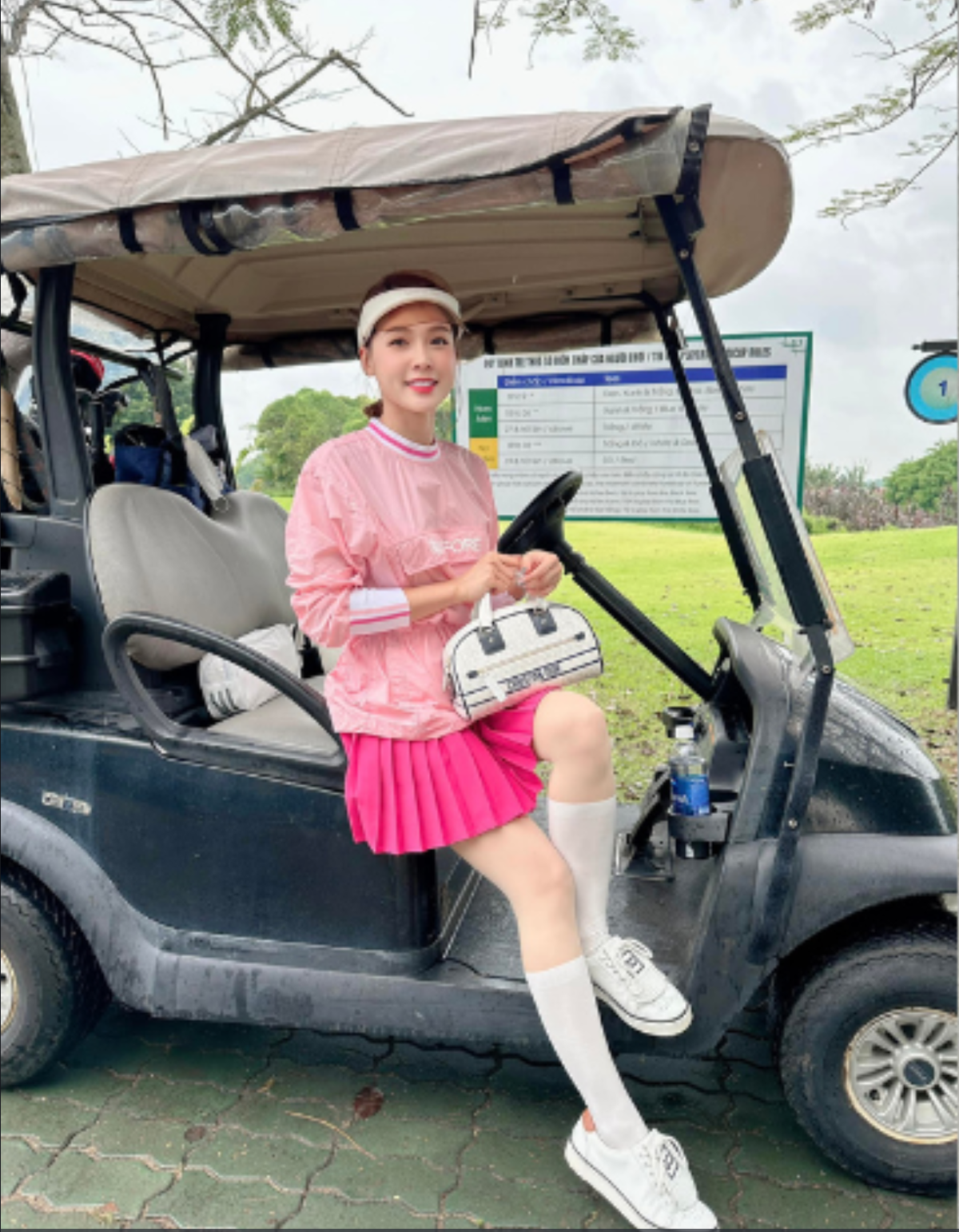 Để tiện cho việc đi lại, Sam khá chịu chi khi tậu cho mình một chiếc xế hộp hạng sang trị giá 2,6 tỷ đồng và một chiếc xe thể thao BMW i8 ước tính khoảng hơn 7 tỷ đồng. Ảnh: FBNV