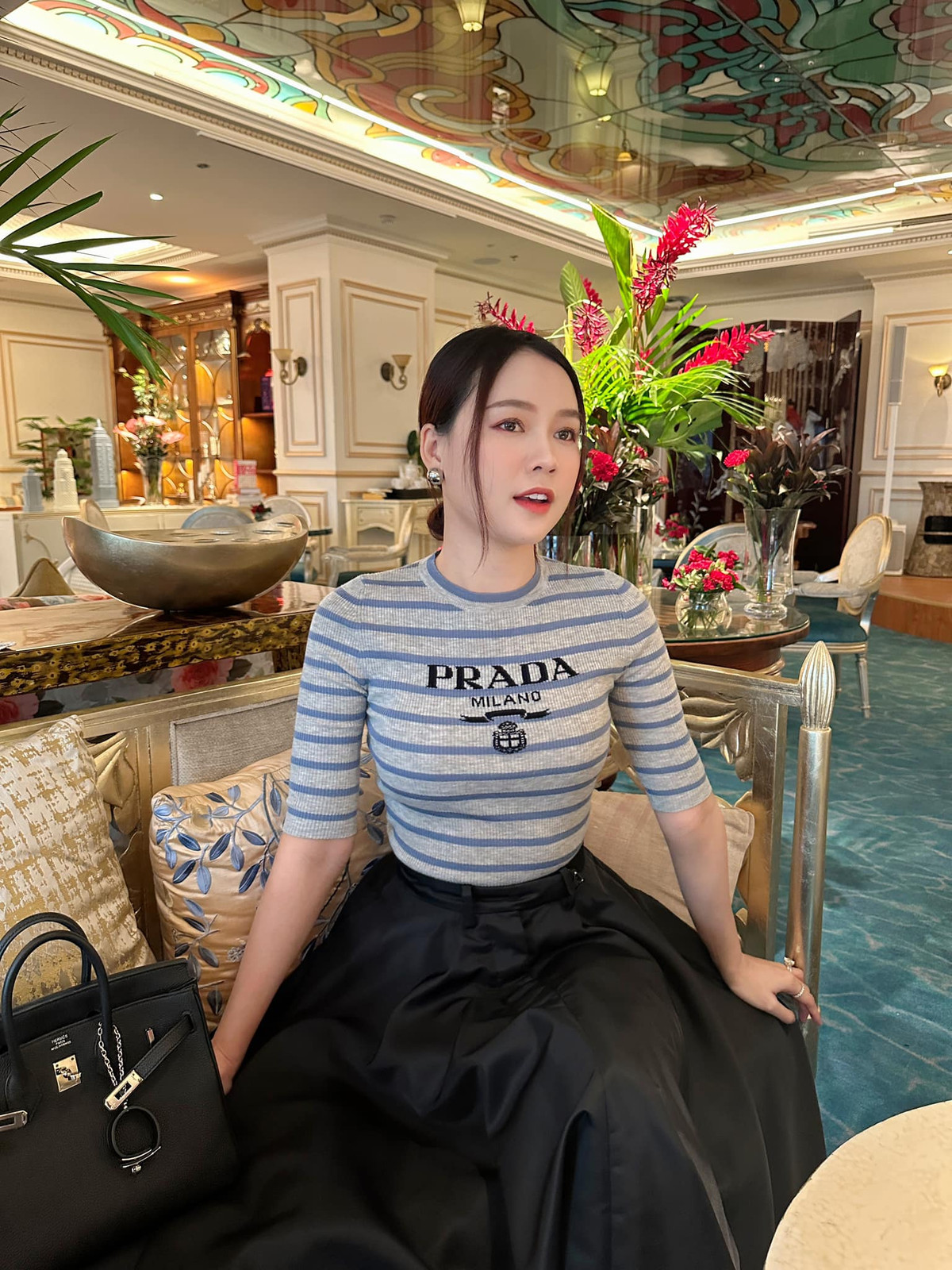 Trong một khung ảnh đời thường, cô sử dụng chiếc túi Hermes Birkin màu đen, có giá khoảng 396 triệu đồng. Ảnh: FBNV