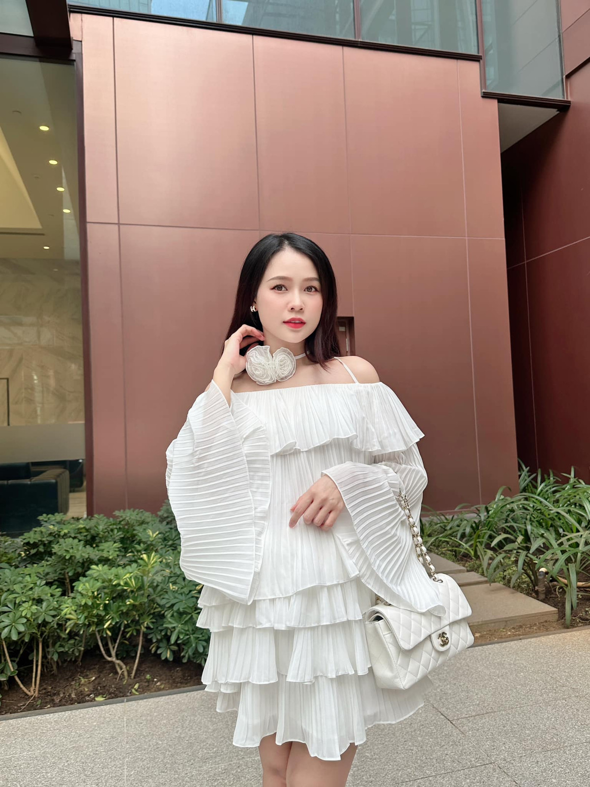 Nhờ hoạt động nghệ thuật năng nổ và giỏi kinh doanh, hot girl Sam ngày nào đã trở thành "đại gia ngầm" trong Vbiz. Ảnh: FBNV