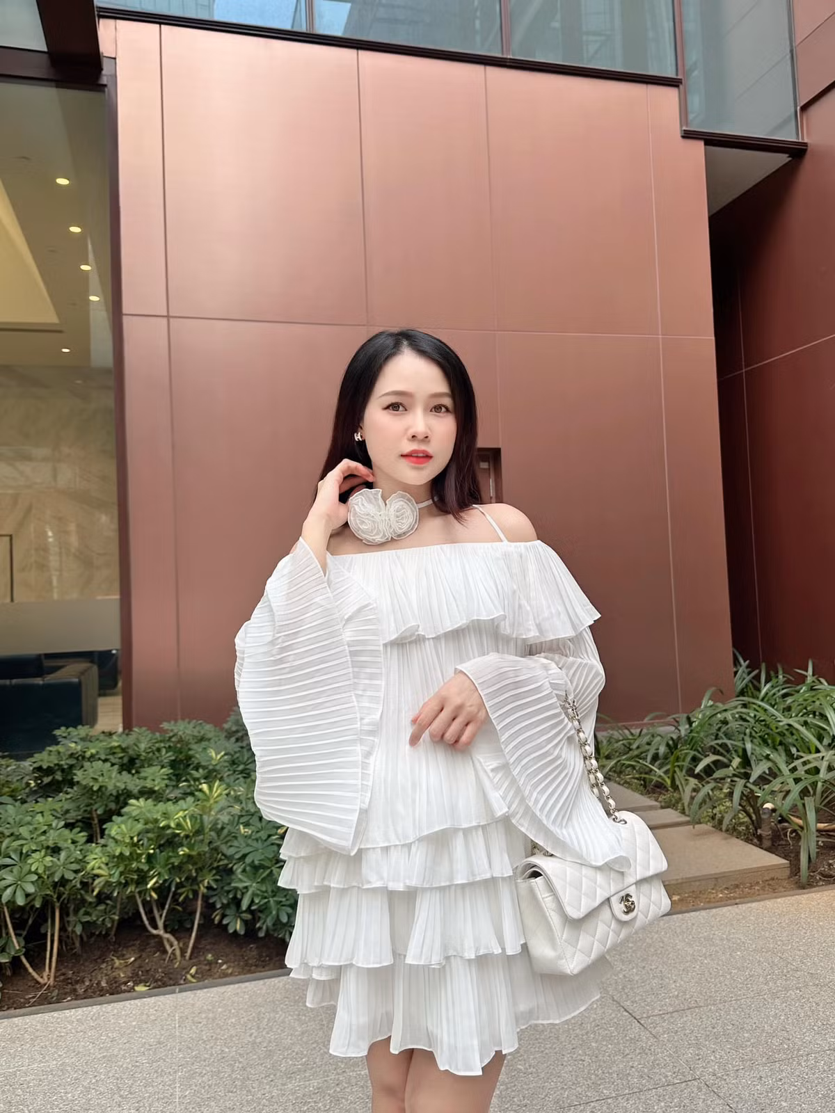 Nhờ hoạt động nghệ thuật năng nổ và giỏi kinh doanh, hot girl Sam ngày nào đã trở thành "đại gia ngầm" trong Vbiz. Ảnh: FBNV