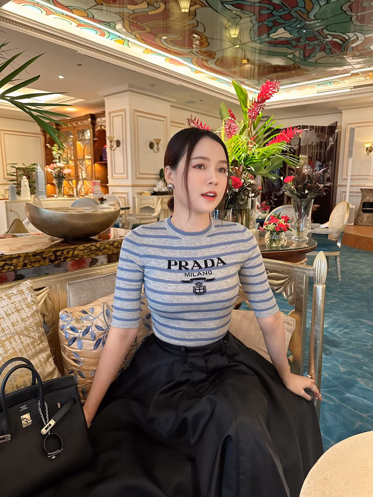 Trong một khung ảnh đời thường, cô sử dụng chiếc túi Hermes Birkin màu đen, có giá khoảng 396 triệu đồng. Ảnh: FBNV