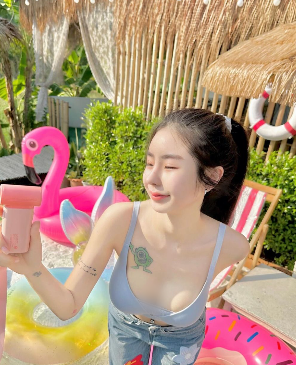 Hot girl Thái Lan này thường kết hợp áo ngực với quần dài hoặc chân váy ngắn.