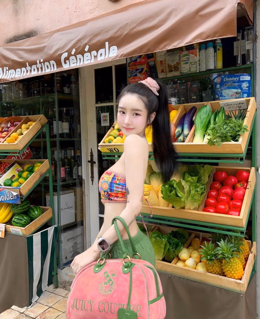 Spy nổi tiếng với phong cách thời trang gợi cảm, táo bạo.