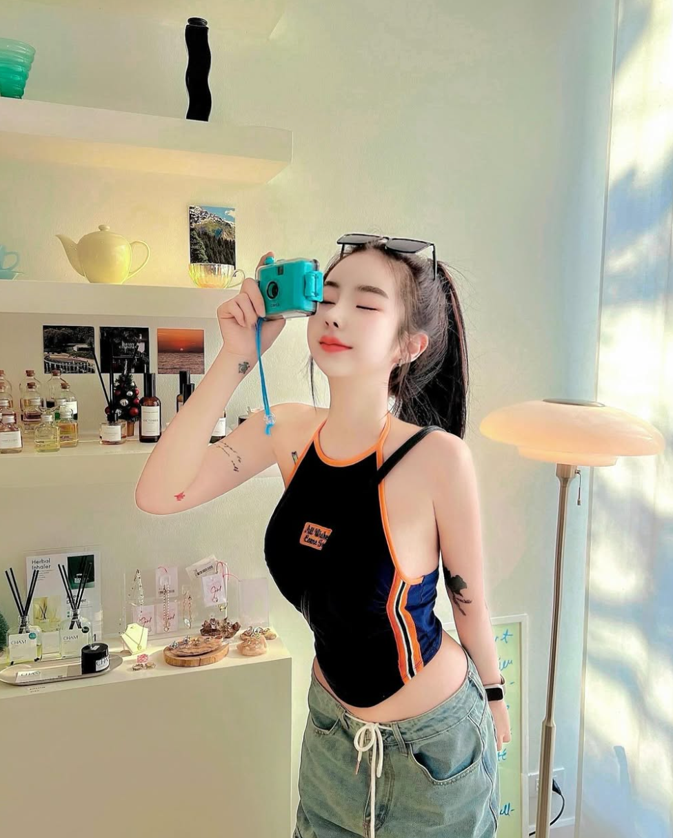 Đôi lúc Spy còn kết hợp với áo khoác ngoài mỗi khi ra đường.