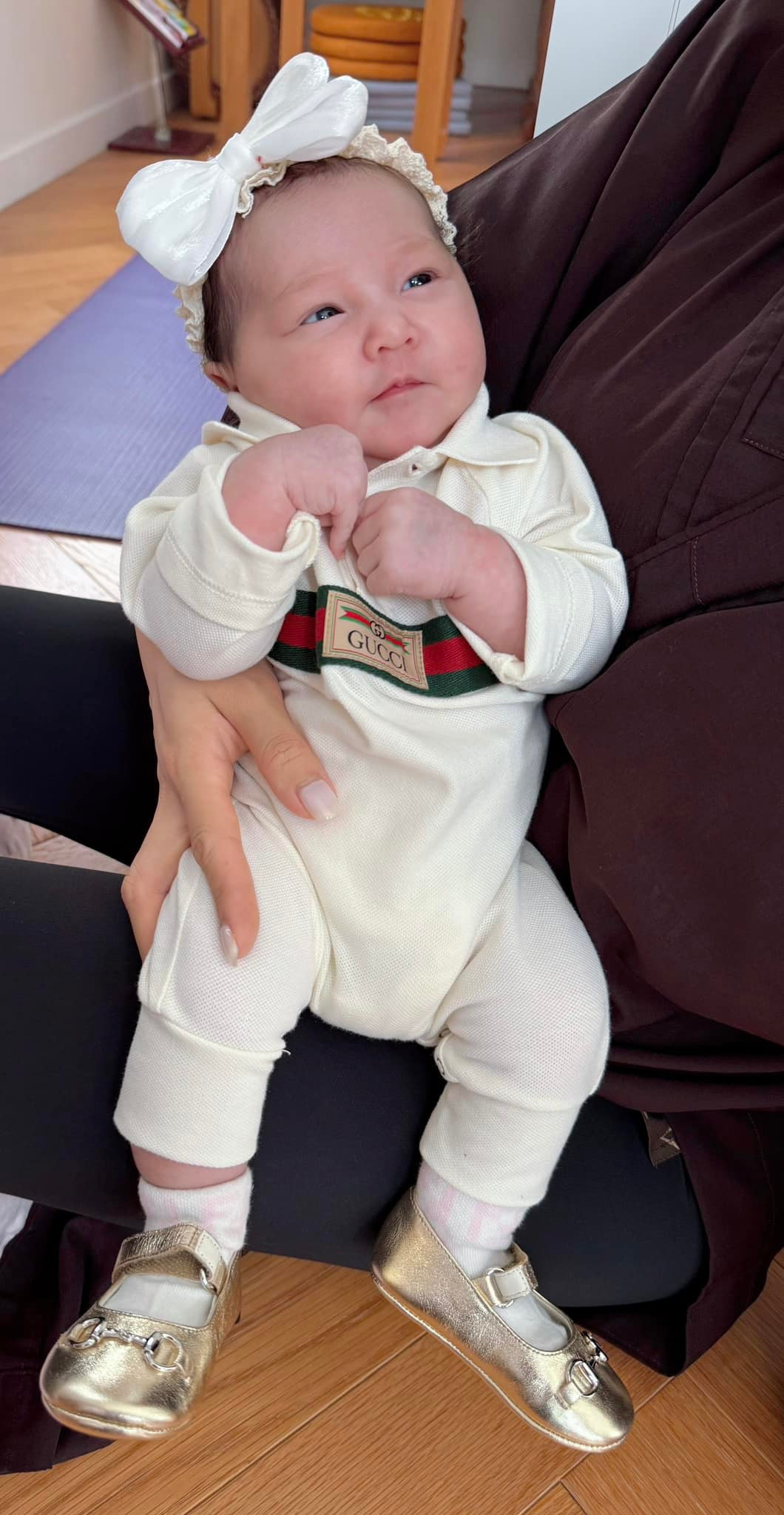 Mỗi lần xuất hiện, cô bé Gia Linh lại khiến công chúng trầm trồ bởi những bộ trang phục hàng hiệu đắt đỏ. Ảnh: FB Chi Bảo