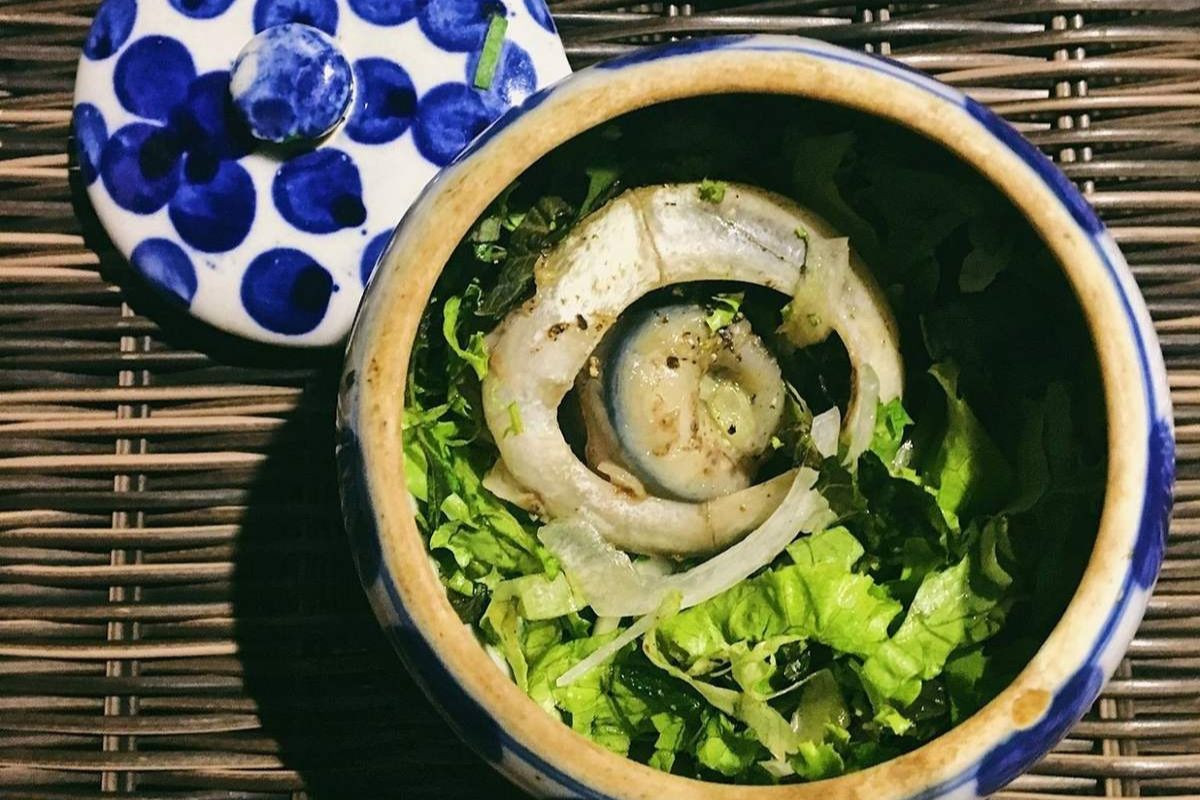 Mắt cá ngừ được người dân Phú Yên chế biến thành nhiều món hấp dẫn và trong đó phổ biến nhất là mắt cá ngừ hầm thuốc bắc.